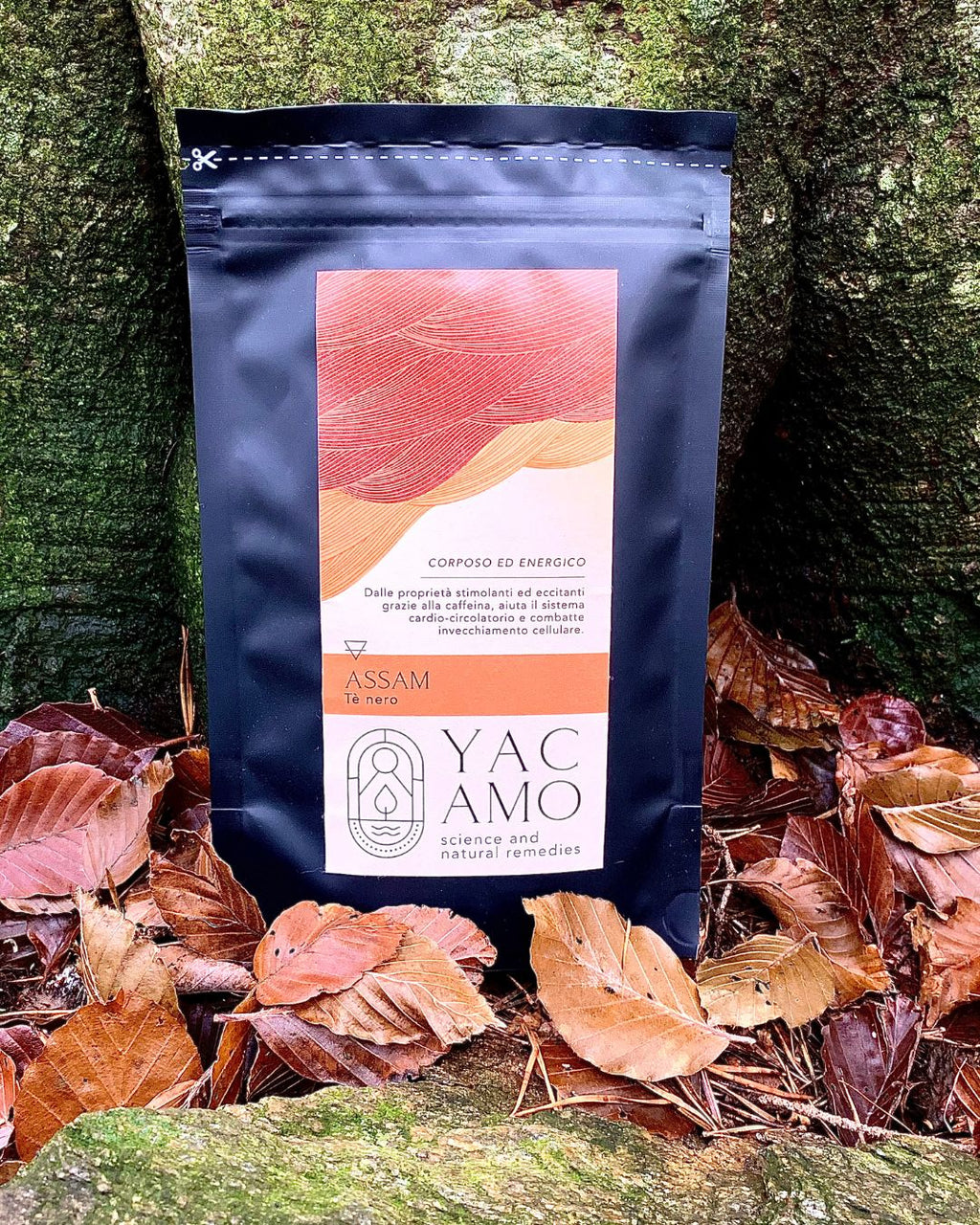 Tè nero Assam confezione Yacamo sfondo foglie di bosco autunno 50 gr